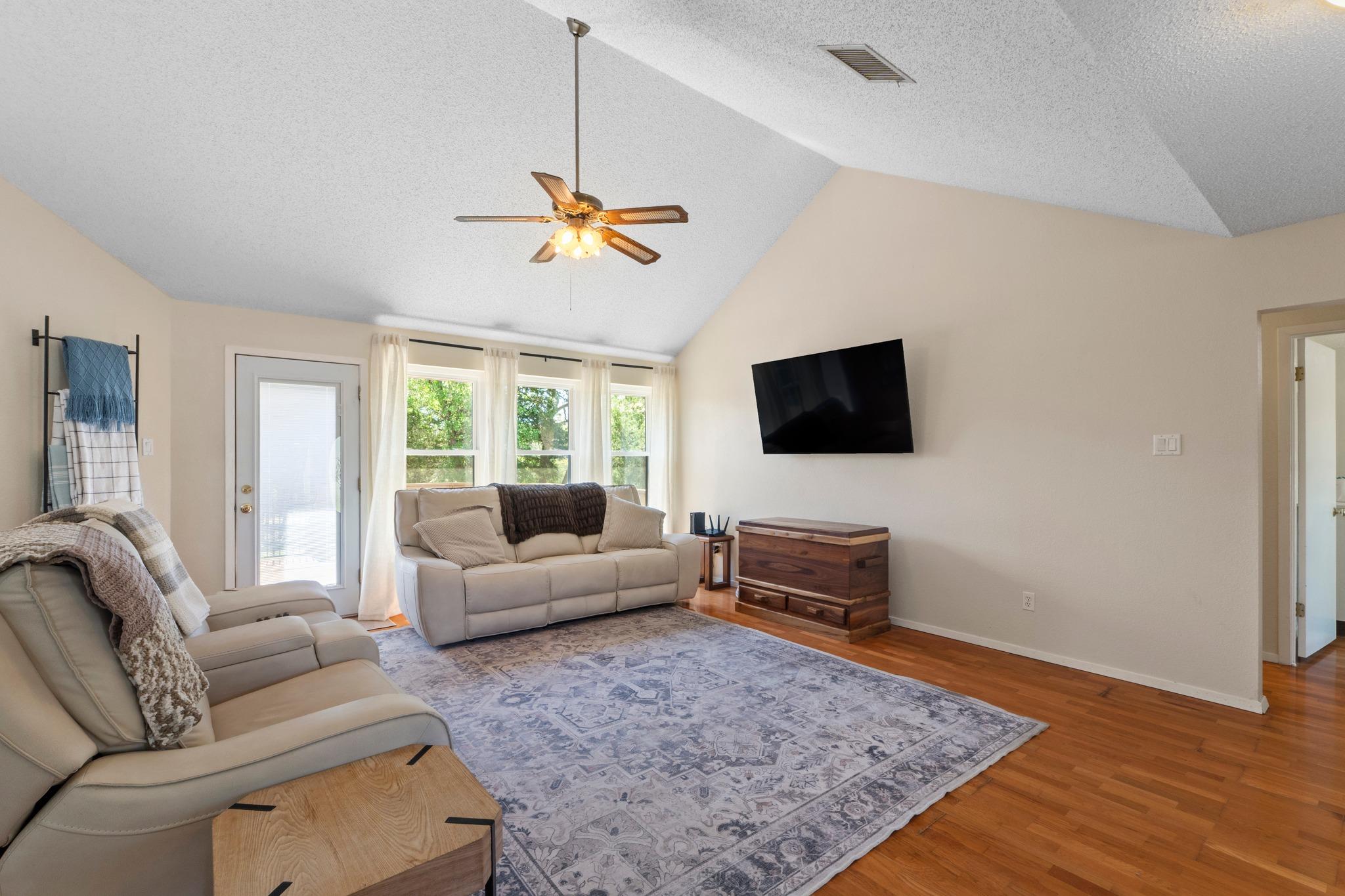 242 W Oak Loop, Cedar Creek, TX 78612