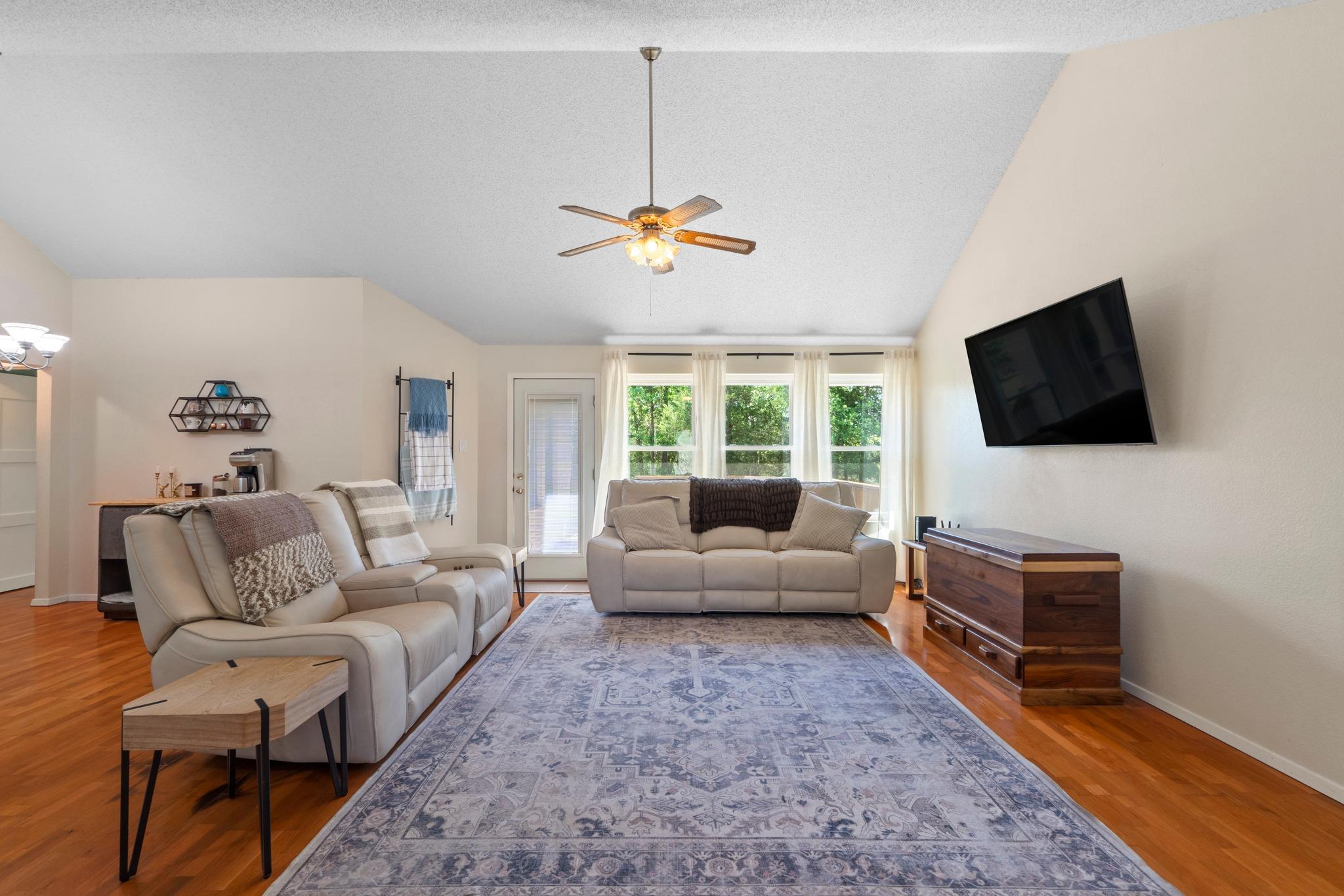 242 W Oak Loop, Cedar Creek, TX 78612