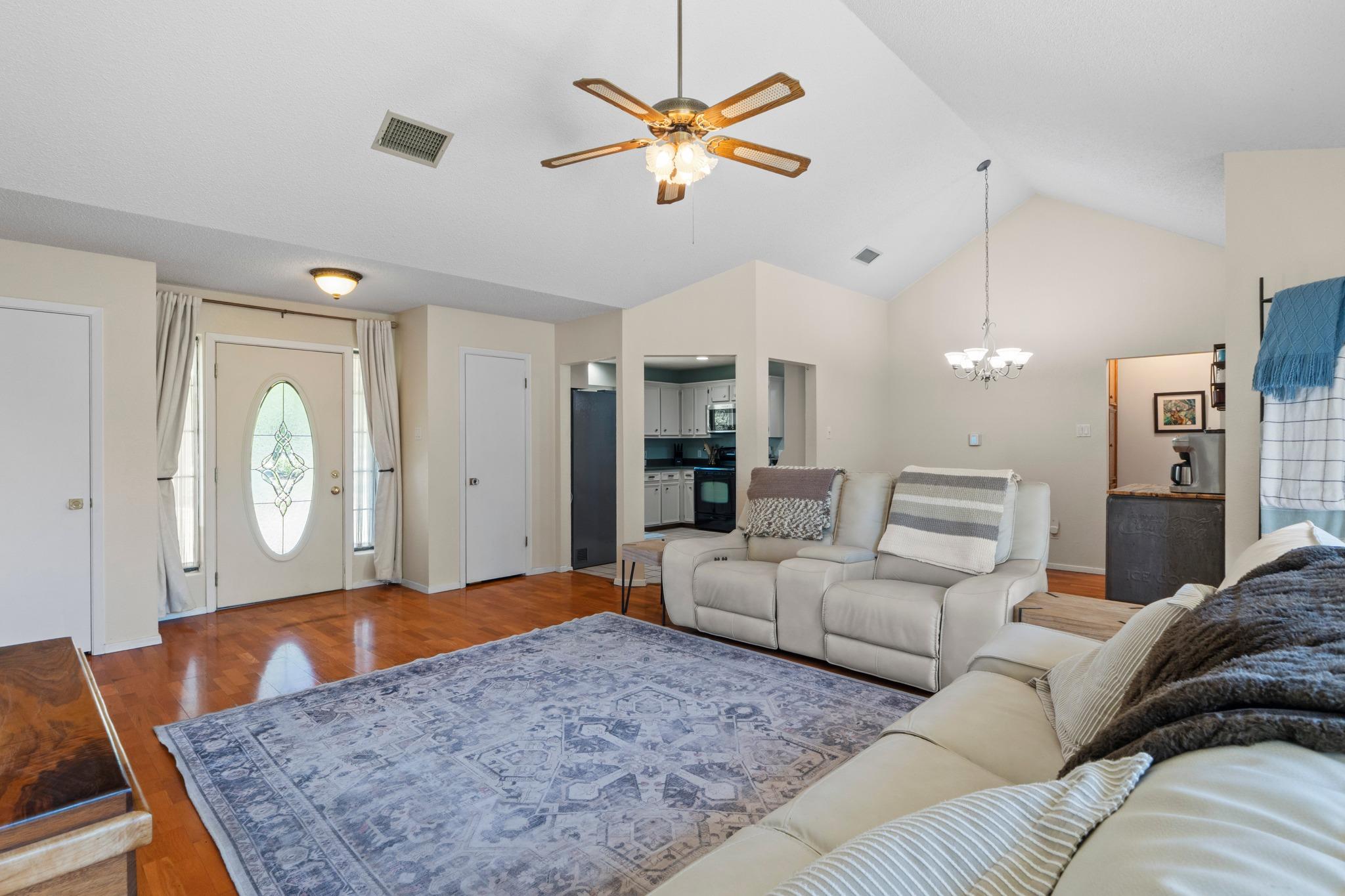 242 W Oak Loop, Cedar Creek, TX 78612