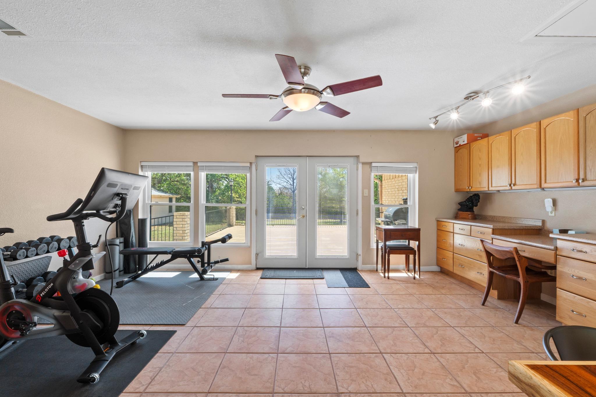 242 W Oak Loop, Cedar Creek, TX 78612