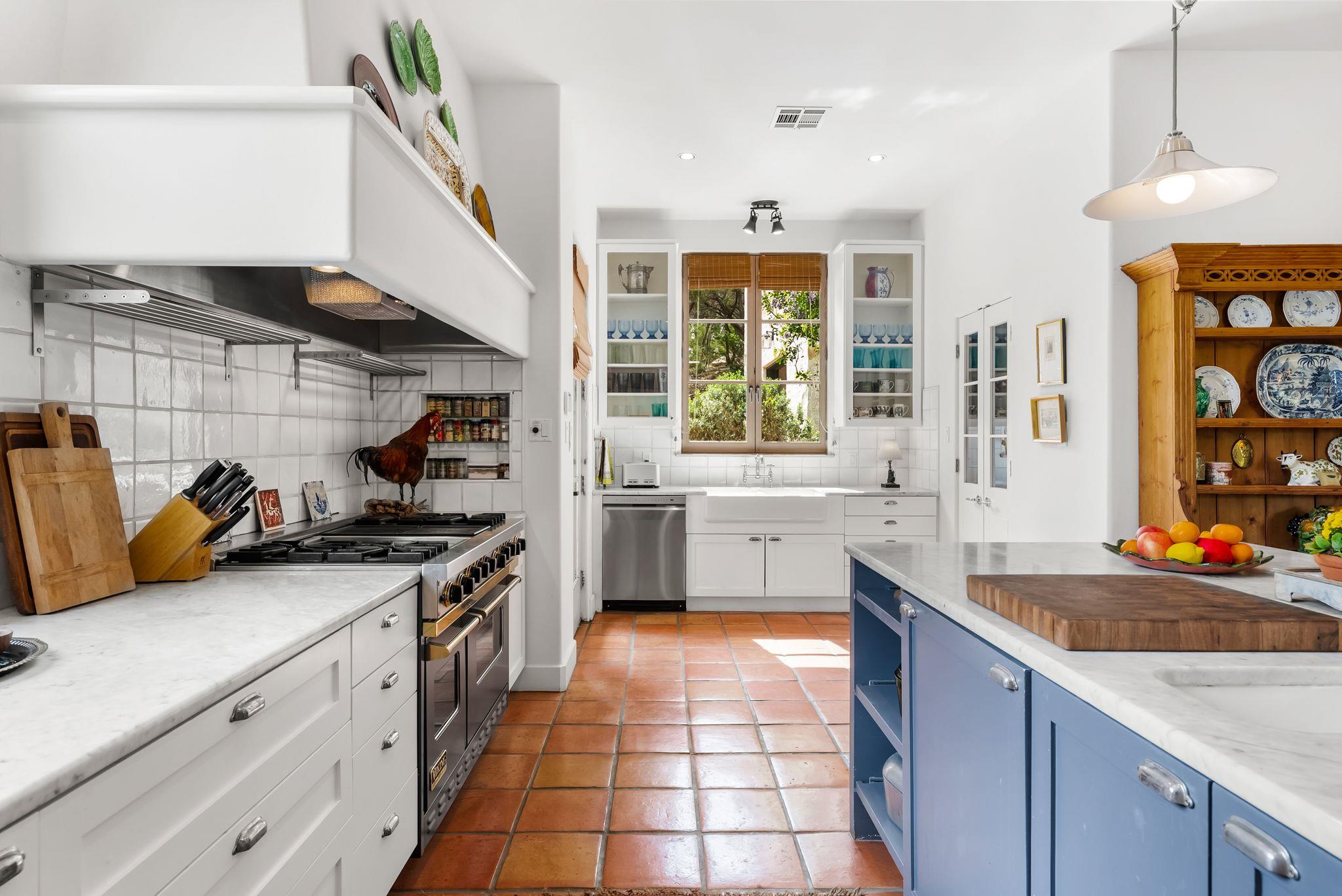 698 Windsong Trl, West Lake Hills, TX 78746