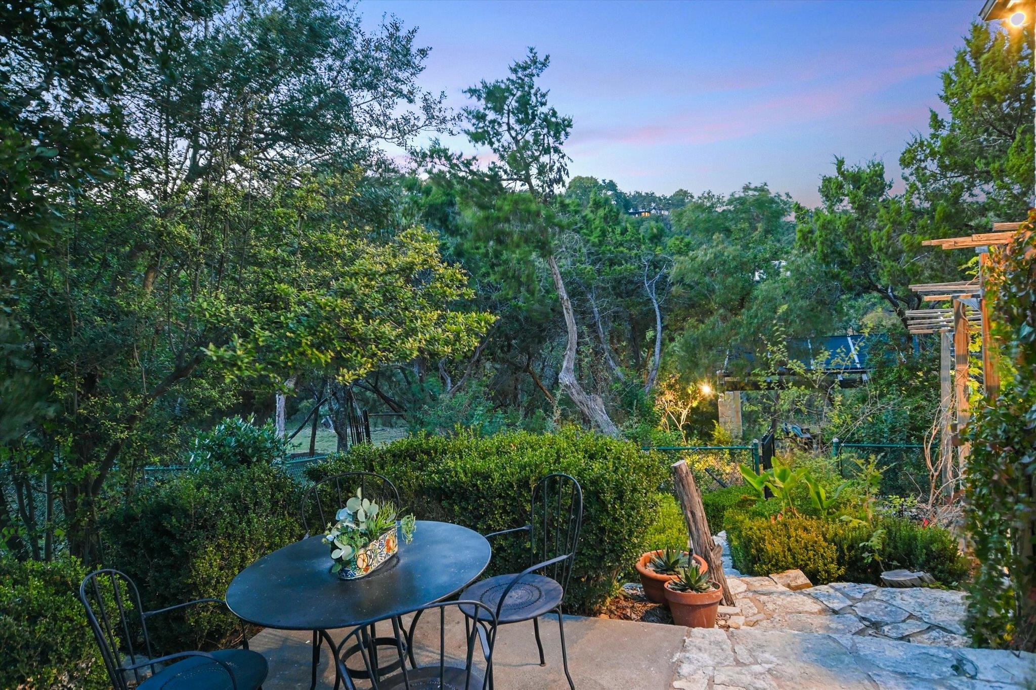 698 Windsong Trl, West Lake Hills, TX 78746