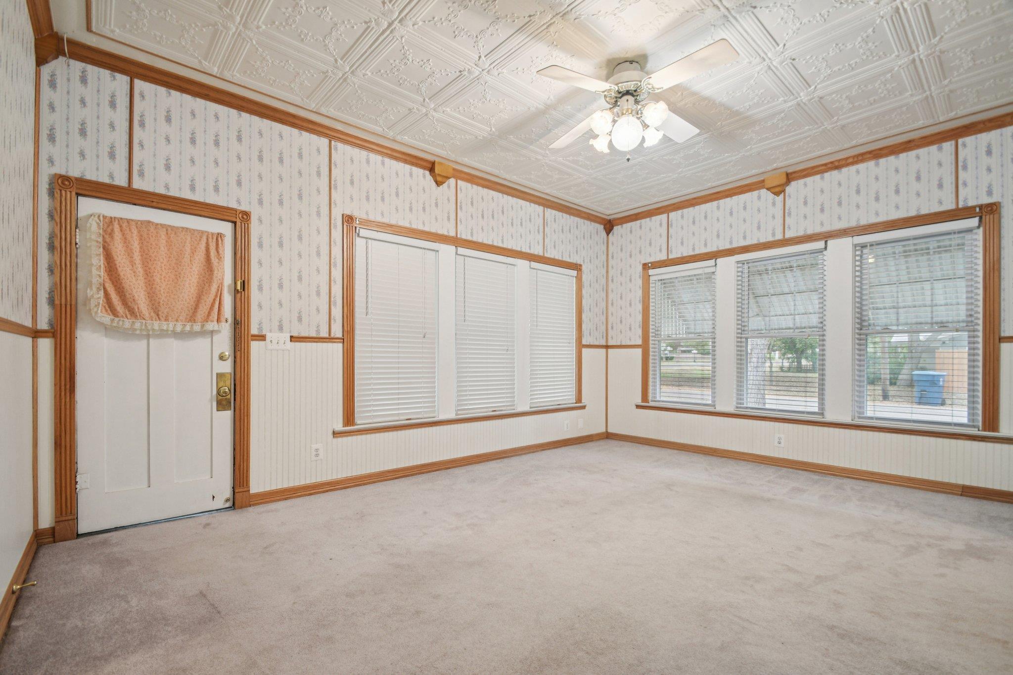 611 N Main St, Elgin, TX 78621