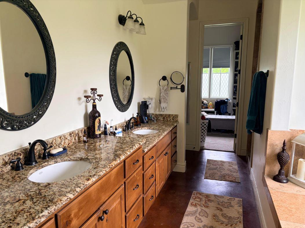 1603 Las Entradas Dr, Spicewood, TX 78669