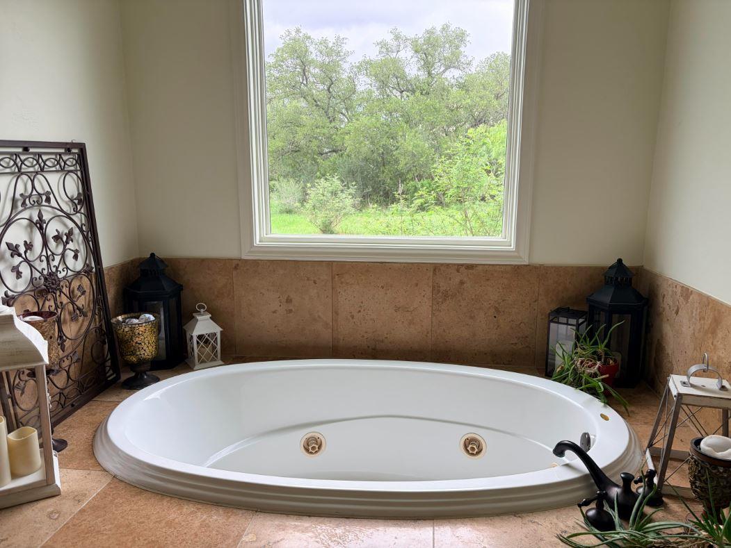 1603 Las Entradas Dr, Spicewood, TX 78669