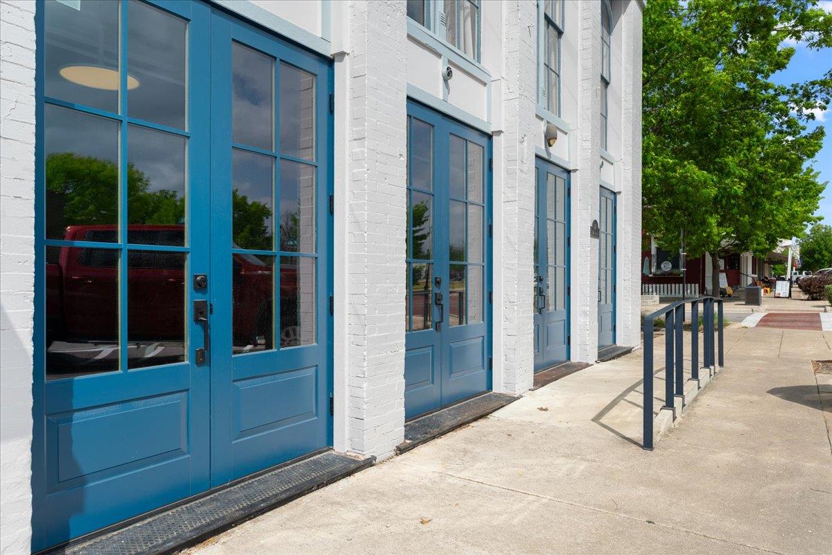 117 East St # 100, Hutto, TX 78634