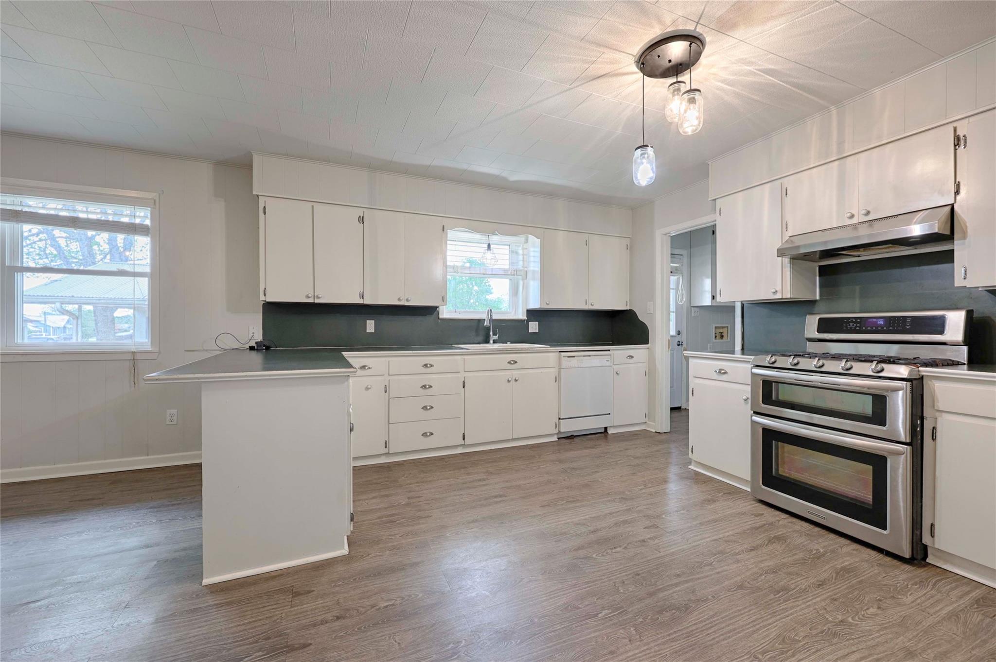 705 S La Grange St, Flatonia, TX 78941