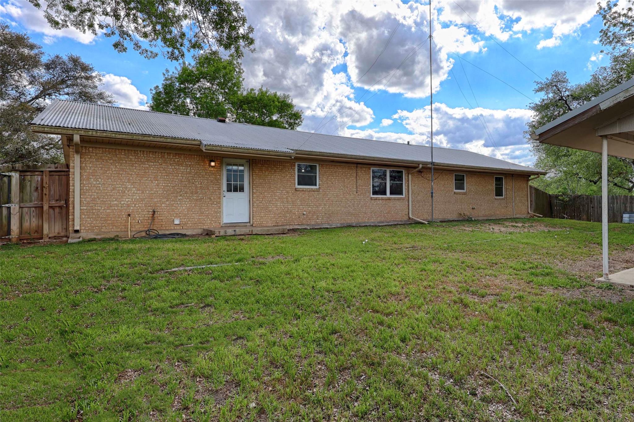 705 S La Grange St, Flatonia, TX 78941