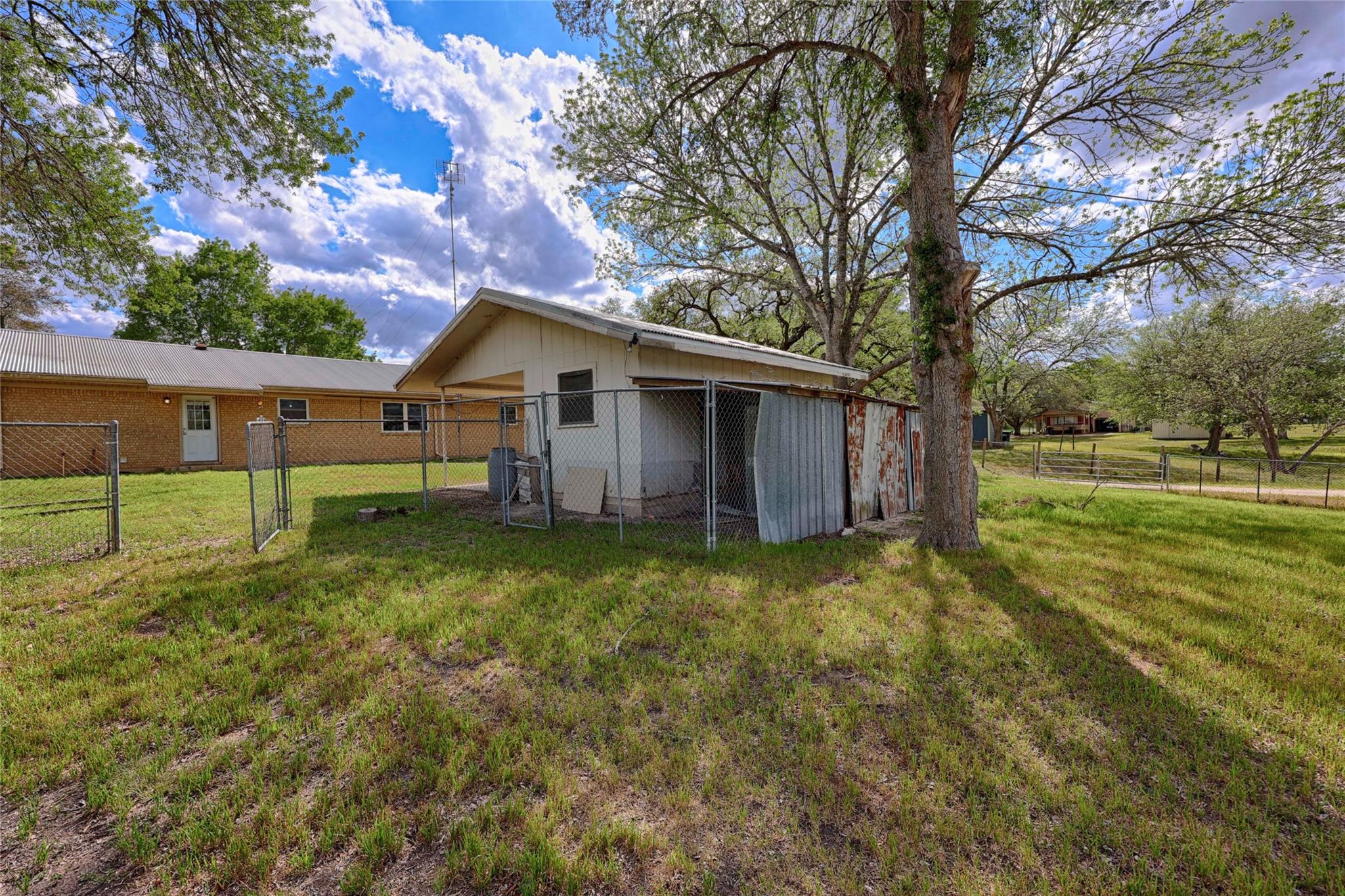705 S La Grange St, Flatonia, TX 78941