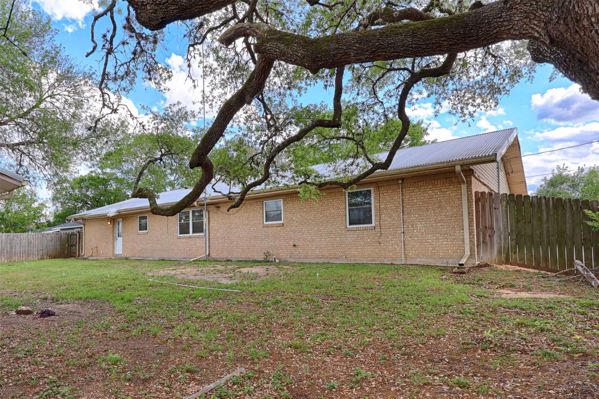 705 S La Grange St, Flatonia, TX 78941