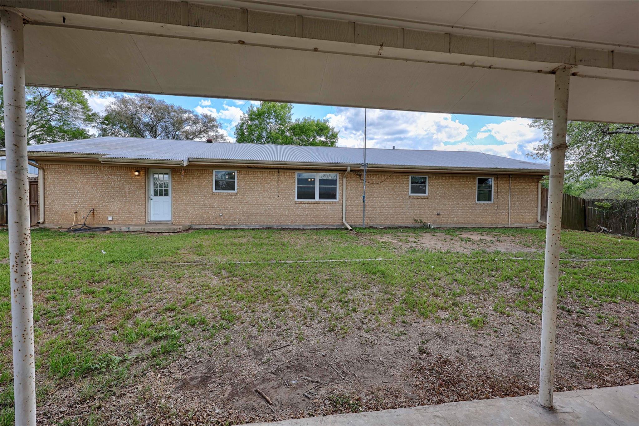 705 S La Grange St, Flatonia, TX 78941