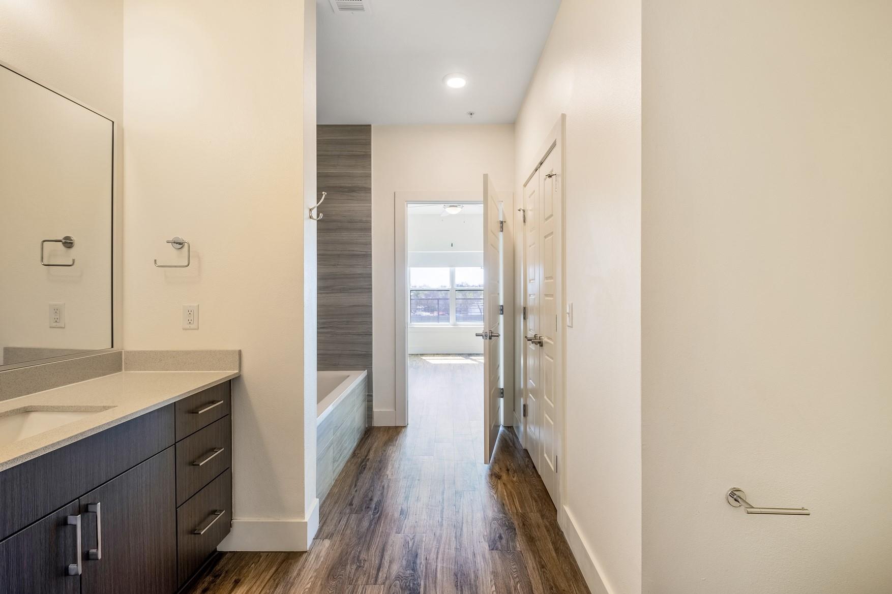 6444 Burnet Rd # 207, Austin, TX 78757