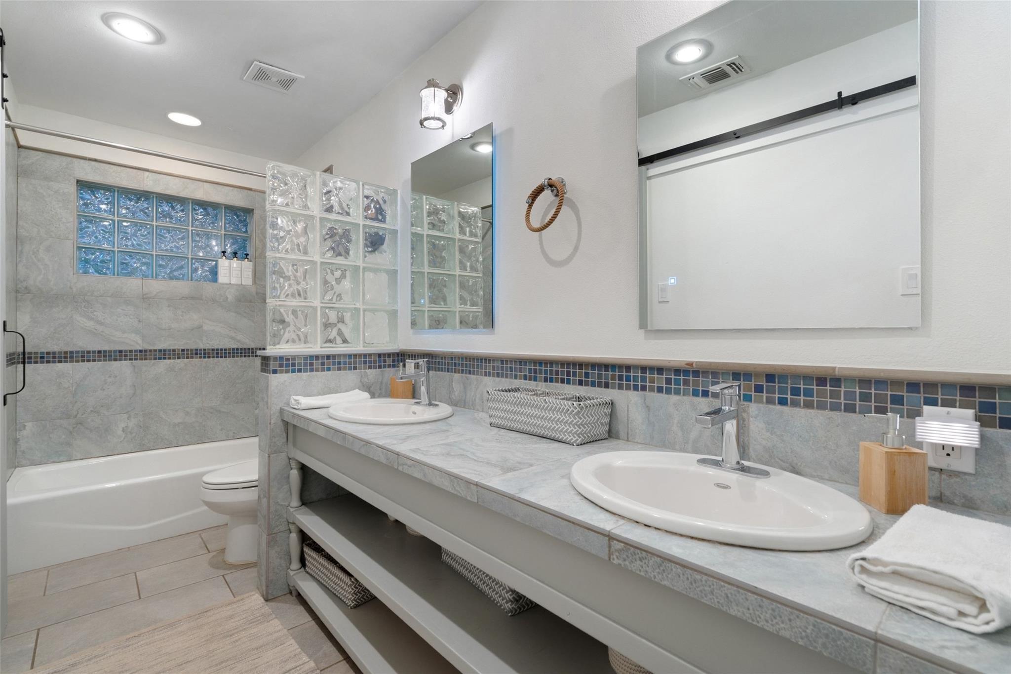1293 Lake Shore Dr, Spicewood, TX 78669