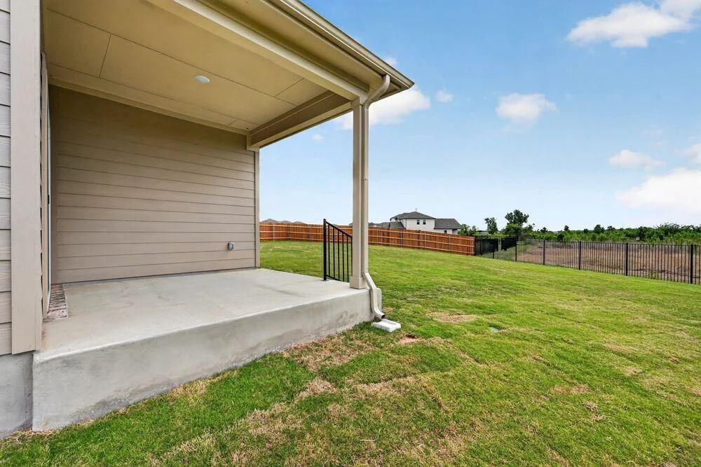90 Flowers Ave, Hutto, TX 78634