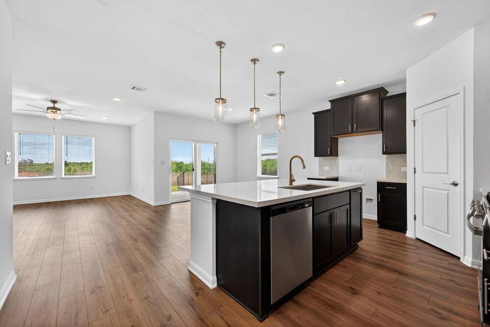 90 Flowers Ave, Hutto, TX 78634