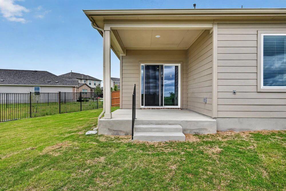 90 Flowers Ave, Hutto, TX 78634