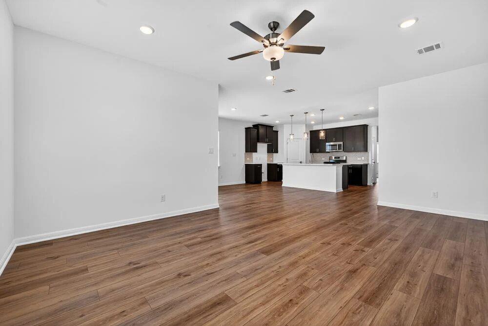 90 Flowers Ave, Hutto, TX 78634