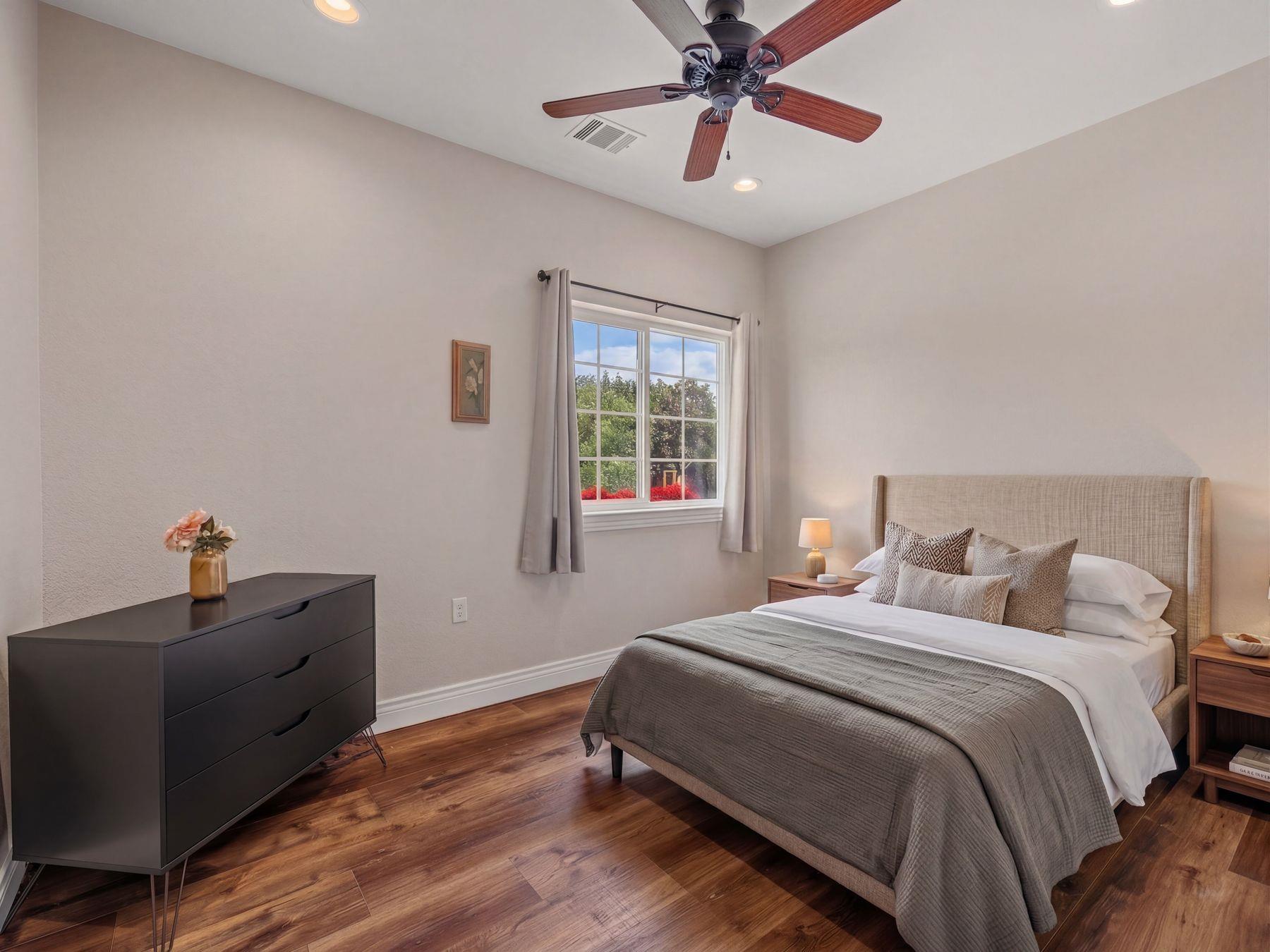 8023 Lakeview St, Volente, TX 78641