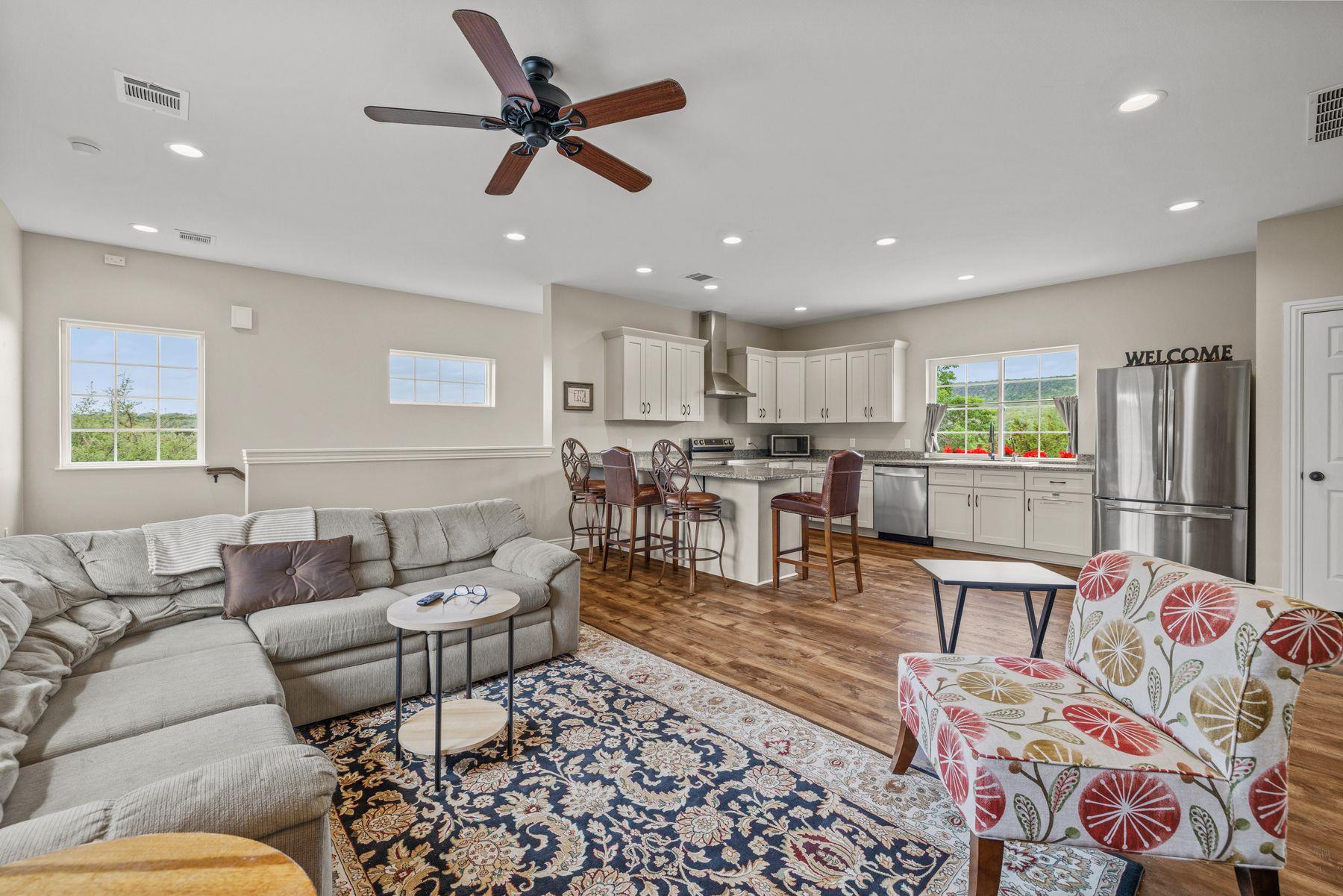 8023 Lakeview St, Volente, TX 78641