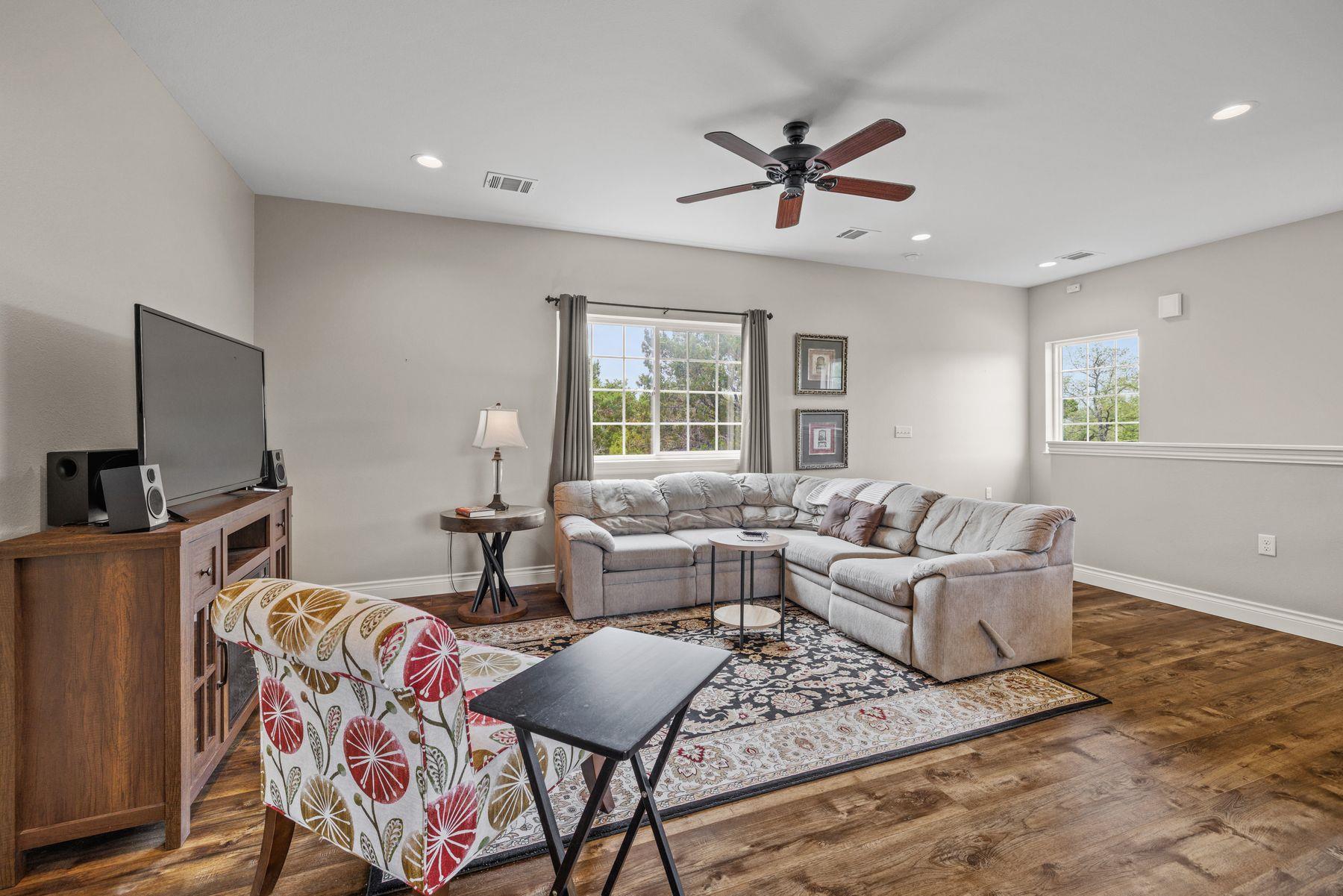 8023 Lakeview St, Volente, TX 78641