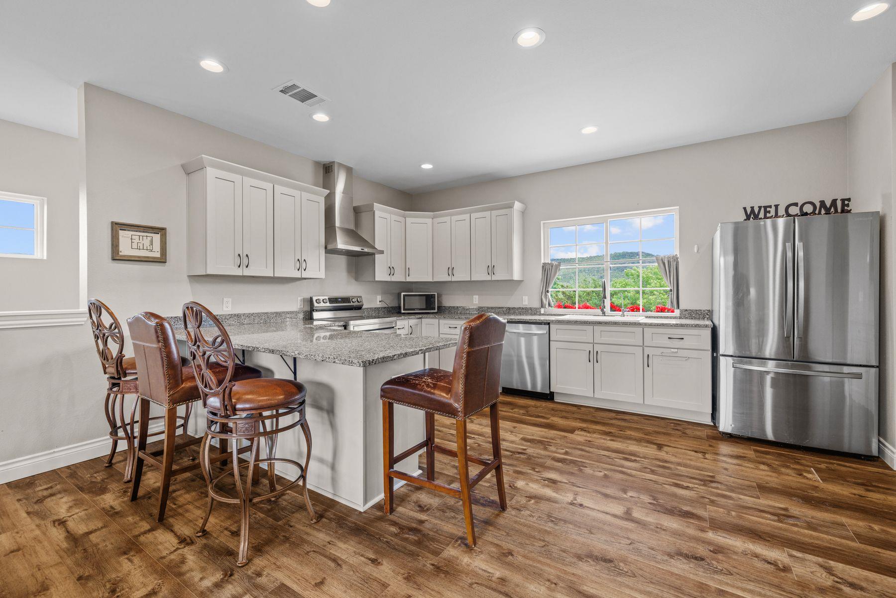 8023 Lakeview St, Volente, TX 78641