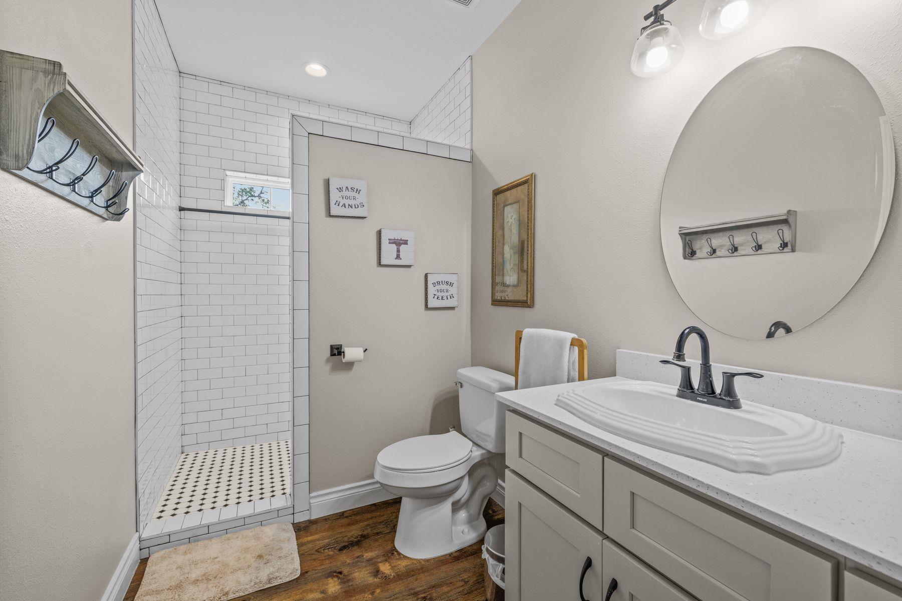 8023 Lakeview St, Volente, TX 78641