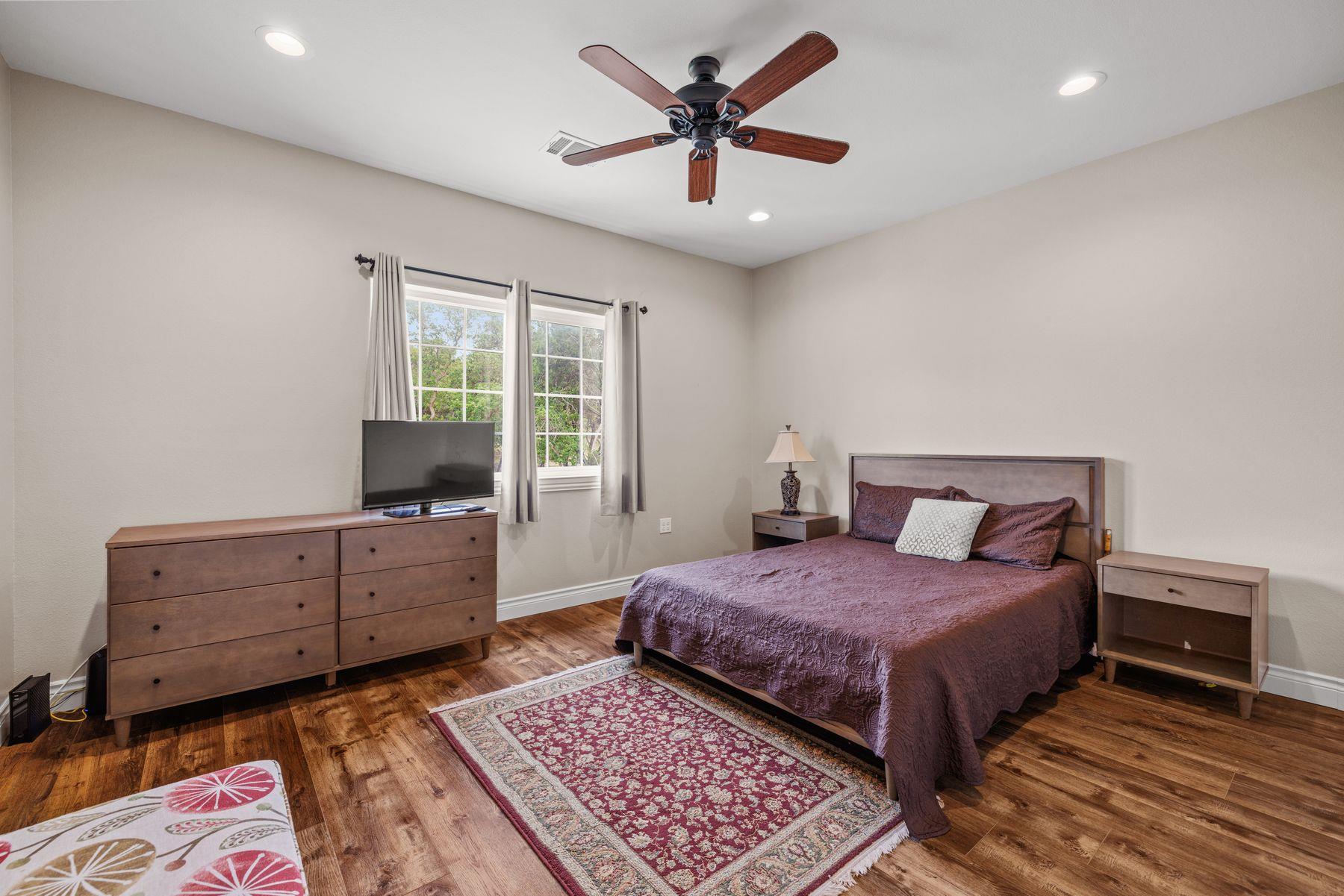 8023 Lakeview St, Volente, TX 78641