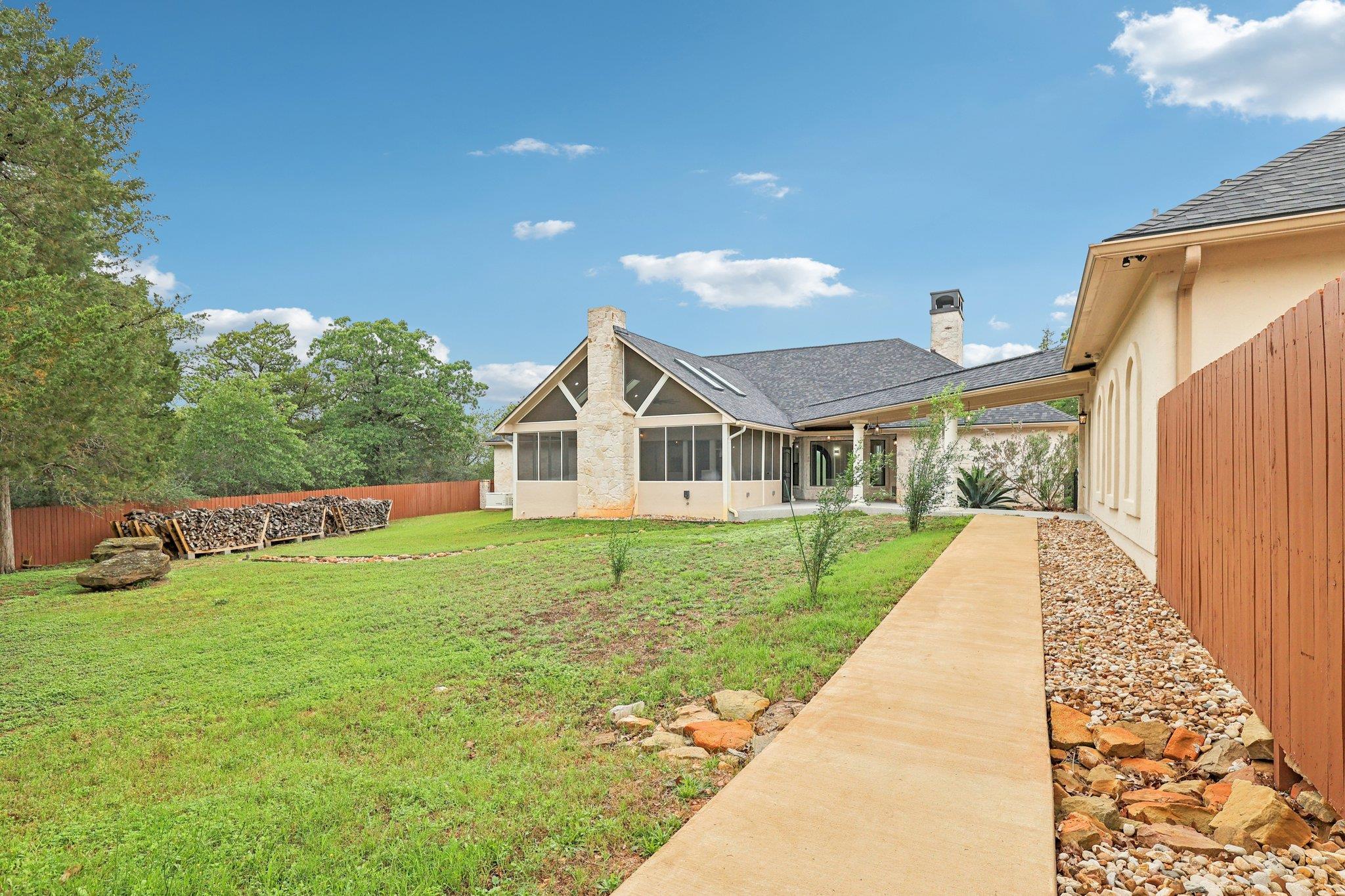 125 Carriage Ct, Bastrop, TX 78602