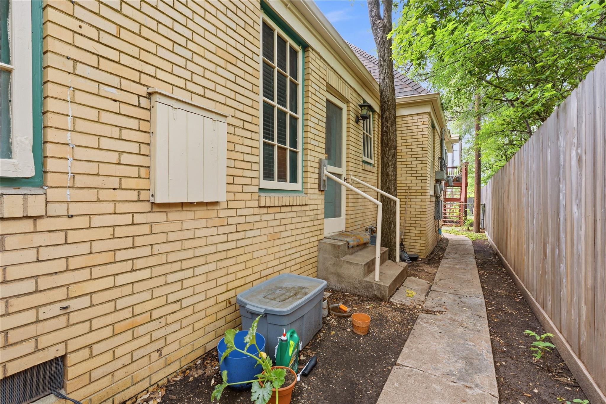 609 Carolyn Ave, Austin, TX 78705