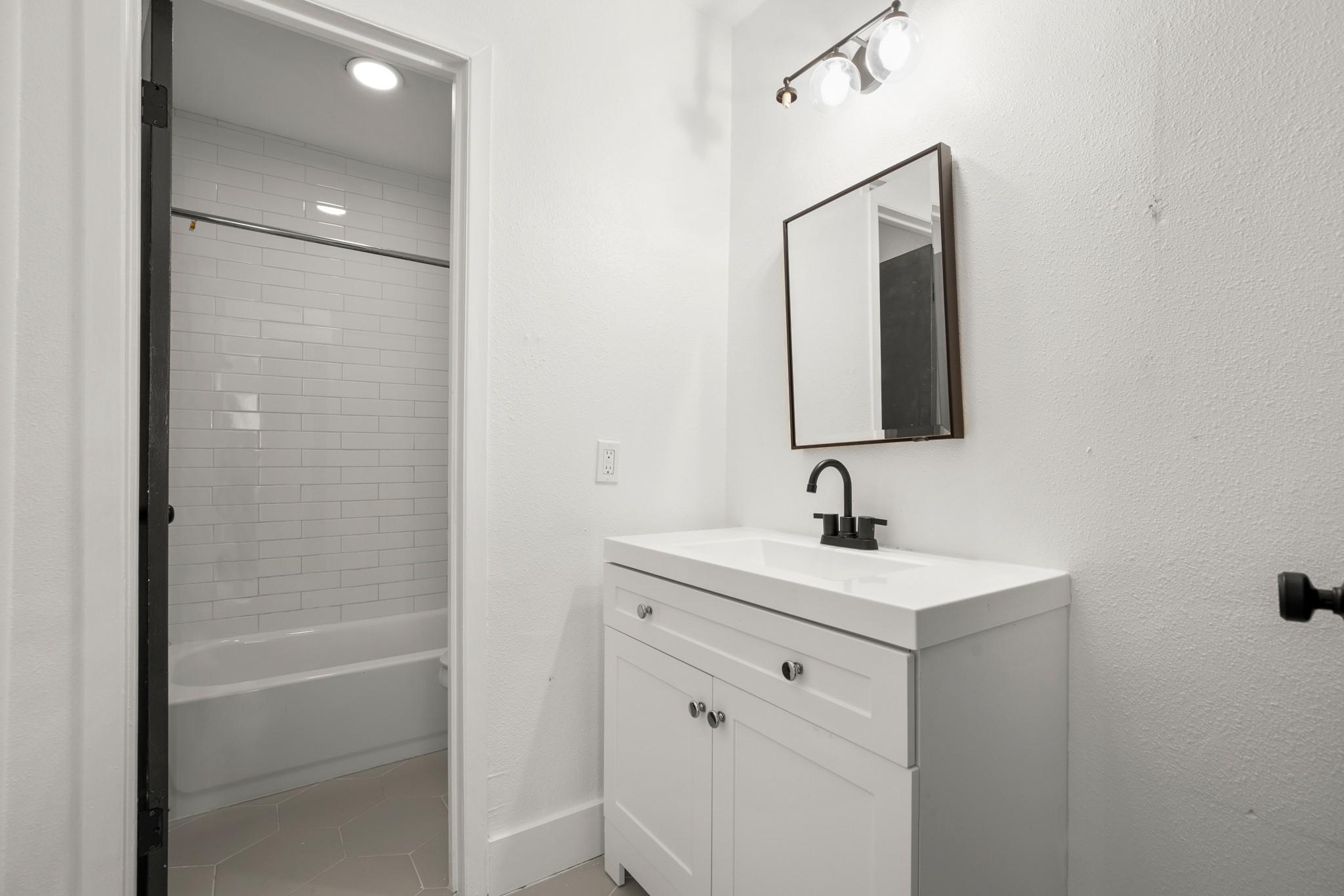 909 Reinli St # 103, Austin, TX 78751