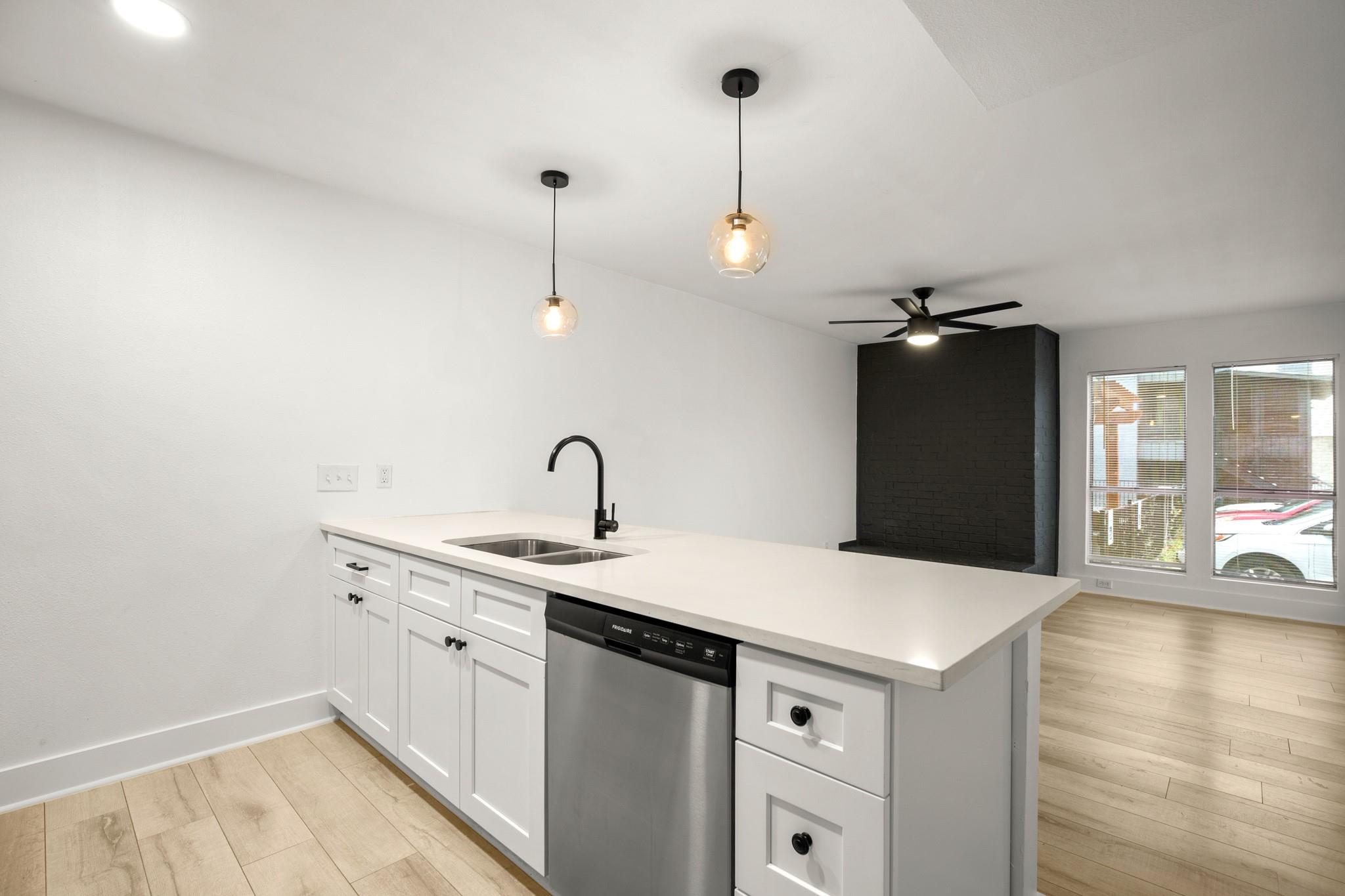 909 Reinli St # 103, Austin, TX 78751