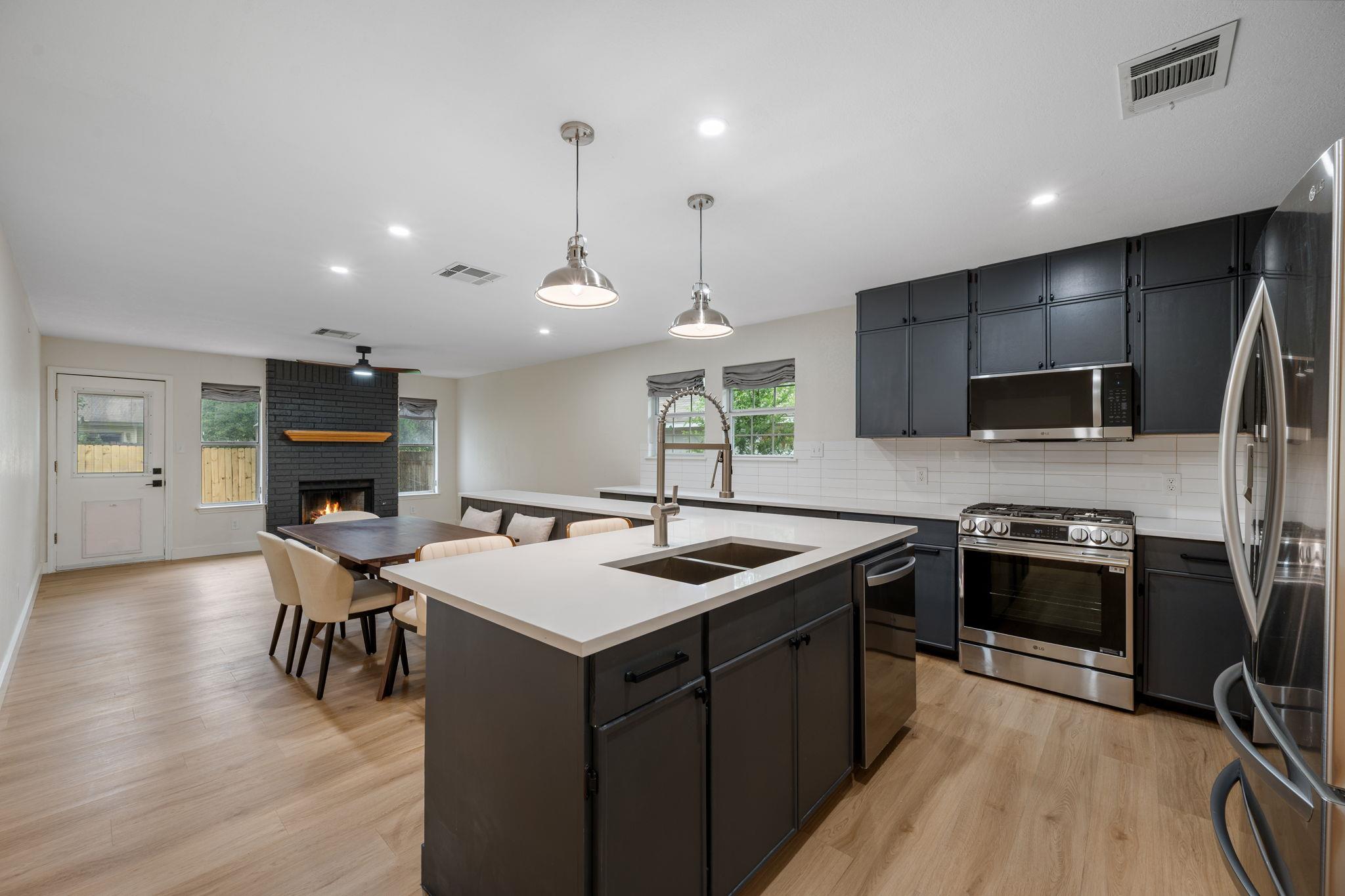 8322 Doe Meadow Dr, Austin, TX 78749