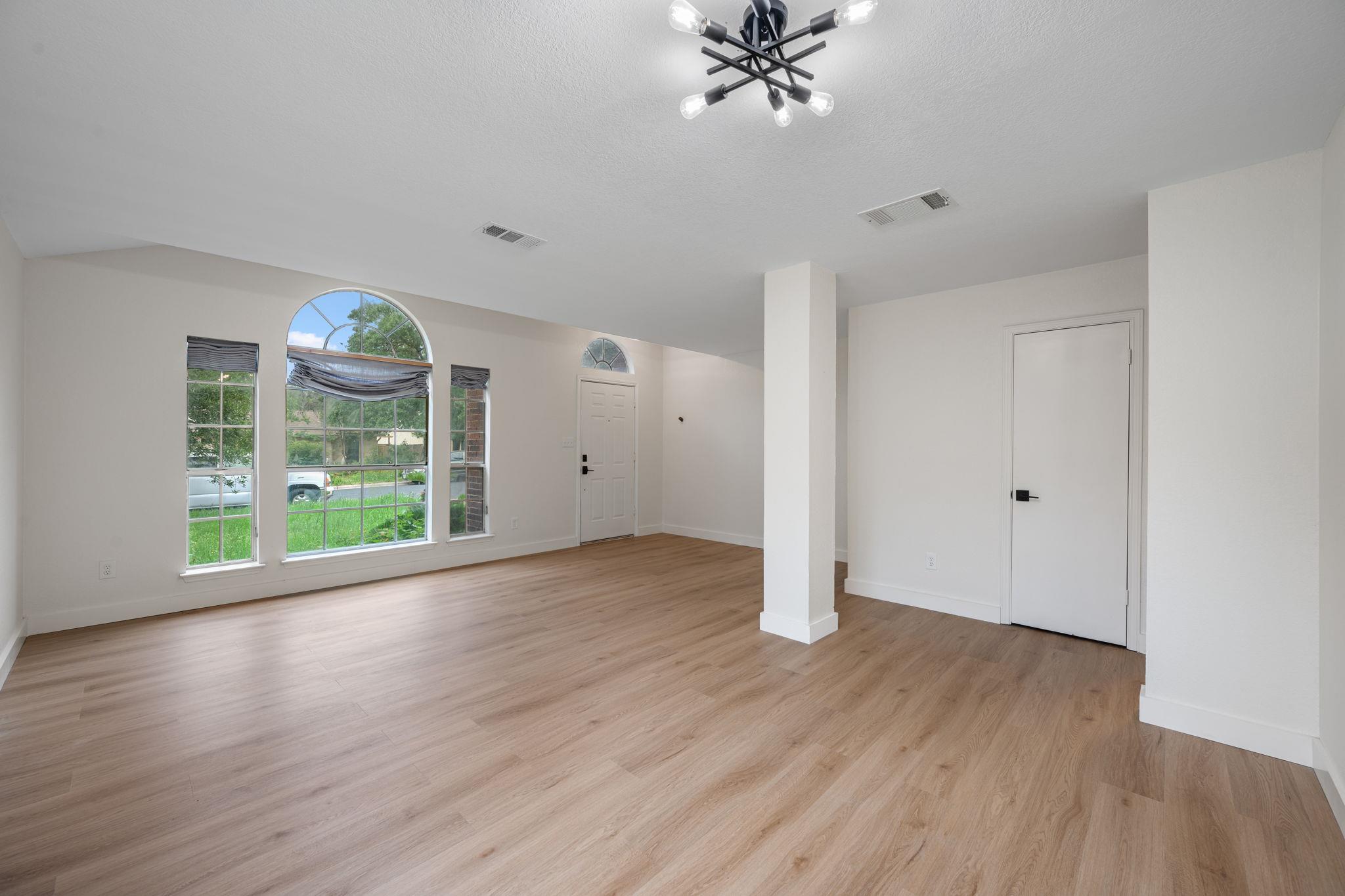 8322 Doe Meadow Dr, Austin, TX 78749