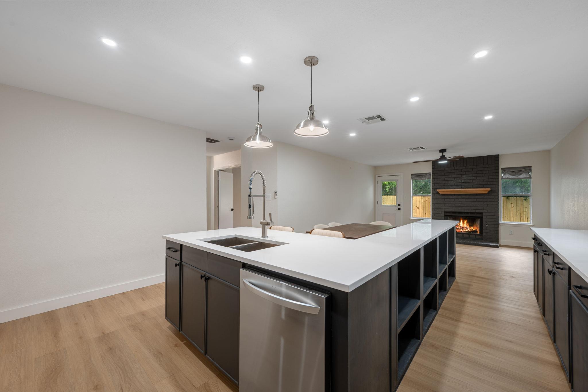 8322 Doe Meadow Dr, Austin, TX 78749
