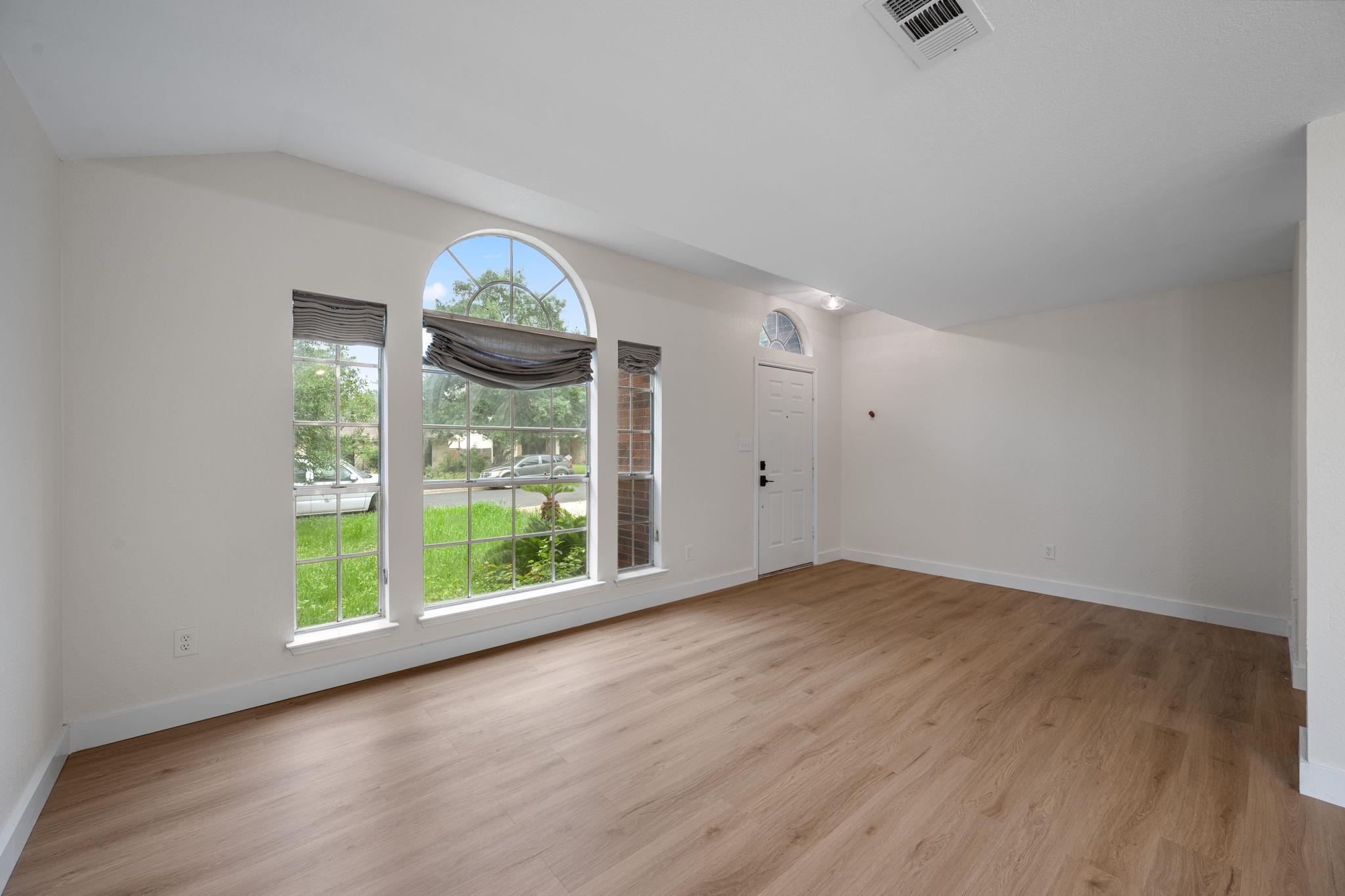 8322 Doe Meadow Dr, Austin, TX 78749
