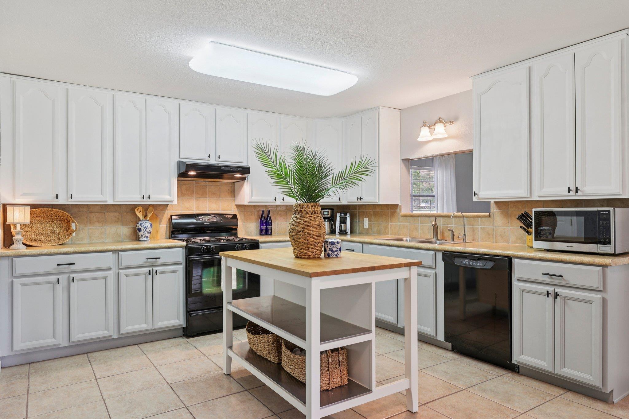 145 Oak Point Dr, Tow, TX 78672