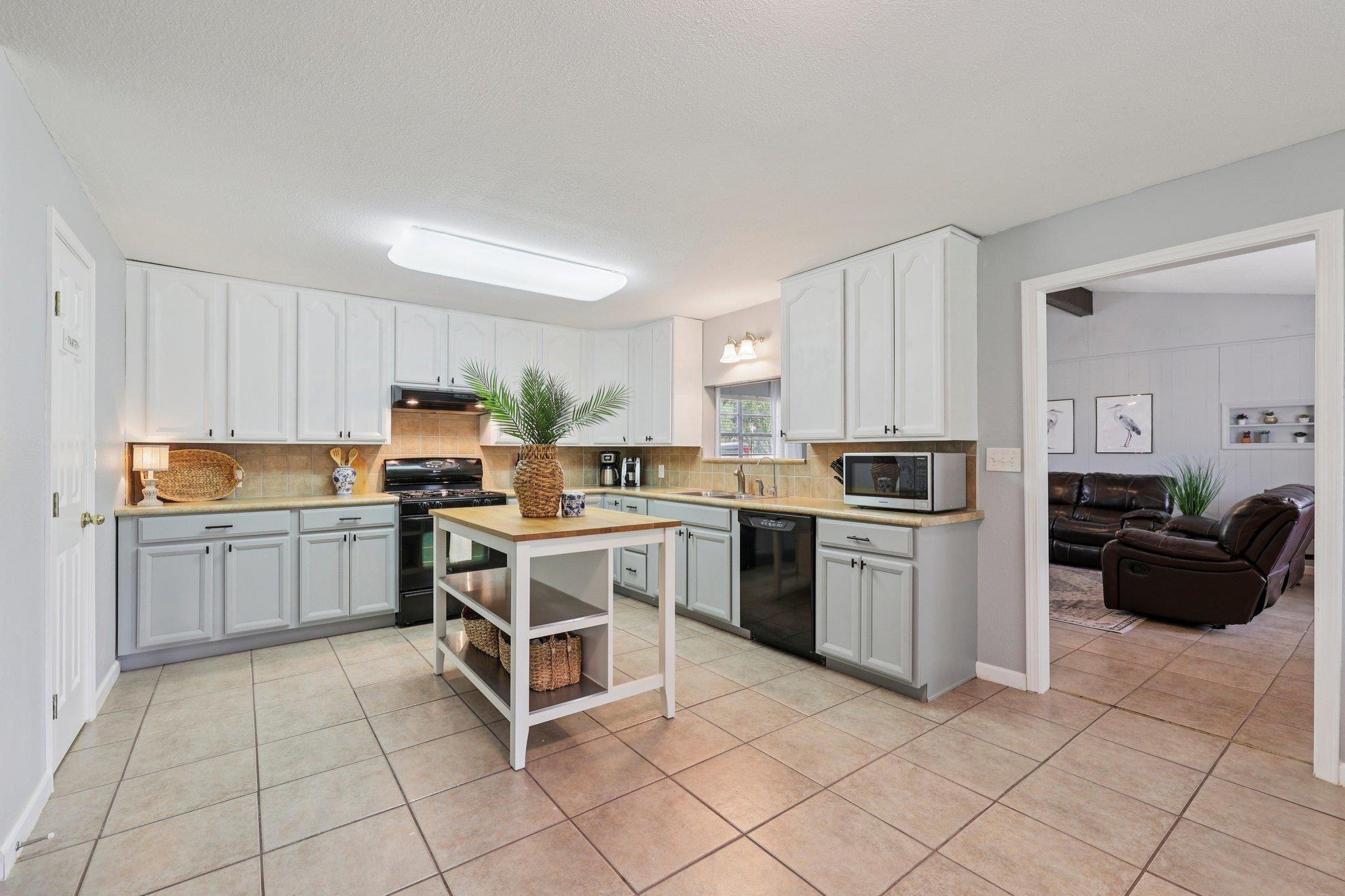 145 Oak Point Dr, Tow, TX 78672