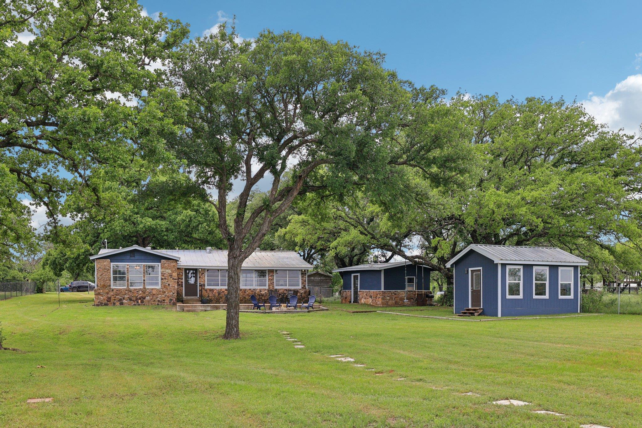 145 Oak Point Dr, Tow, TX 78672