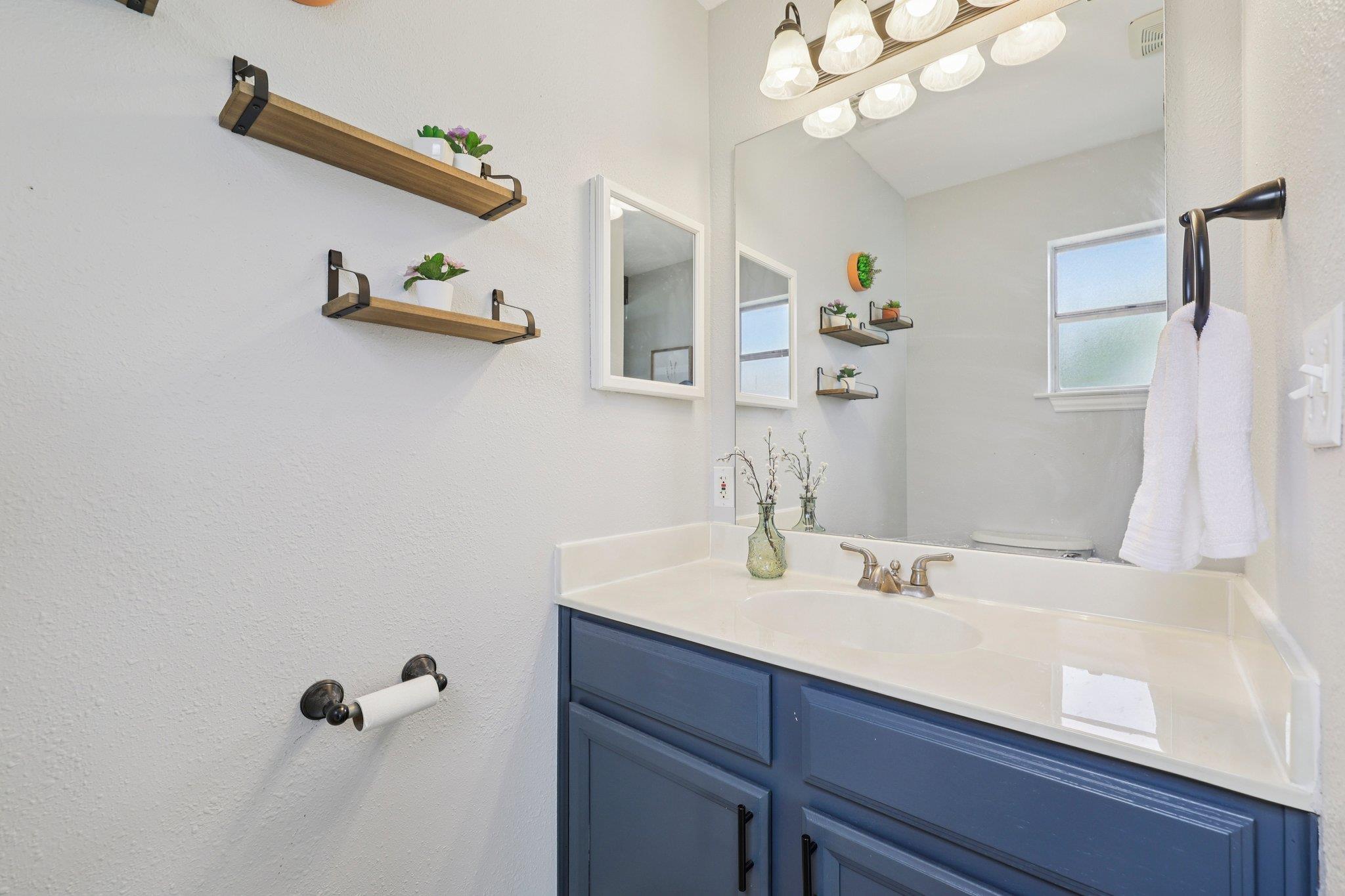 145 Oak Point Dr, Tow, TX 78672