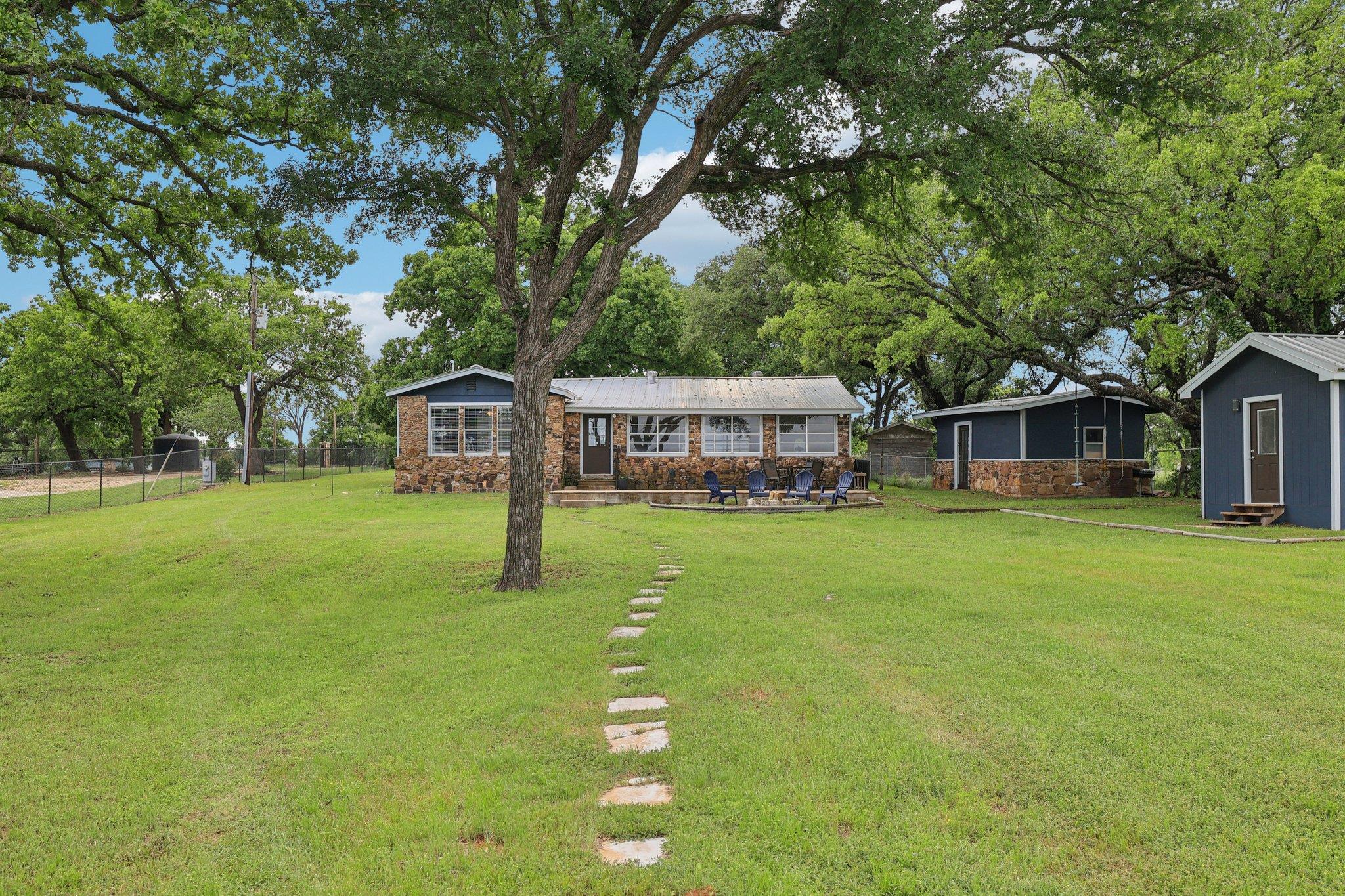 145 Oak Point Dr, Tow, TX 78672