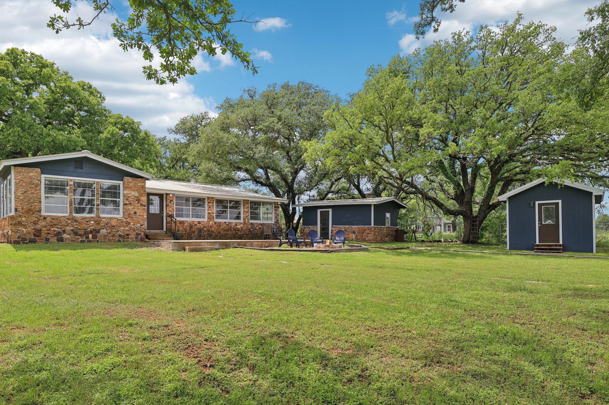 145 Oak Point Dr, Tow, TX 78672