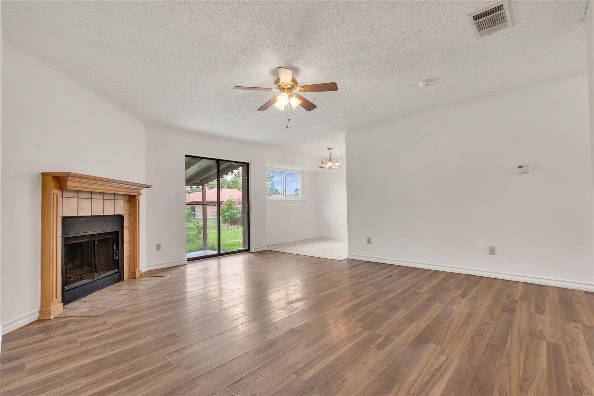 807 Travis St, Lockhart, TX 78644