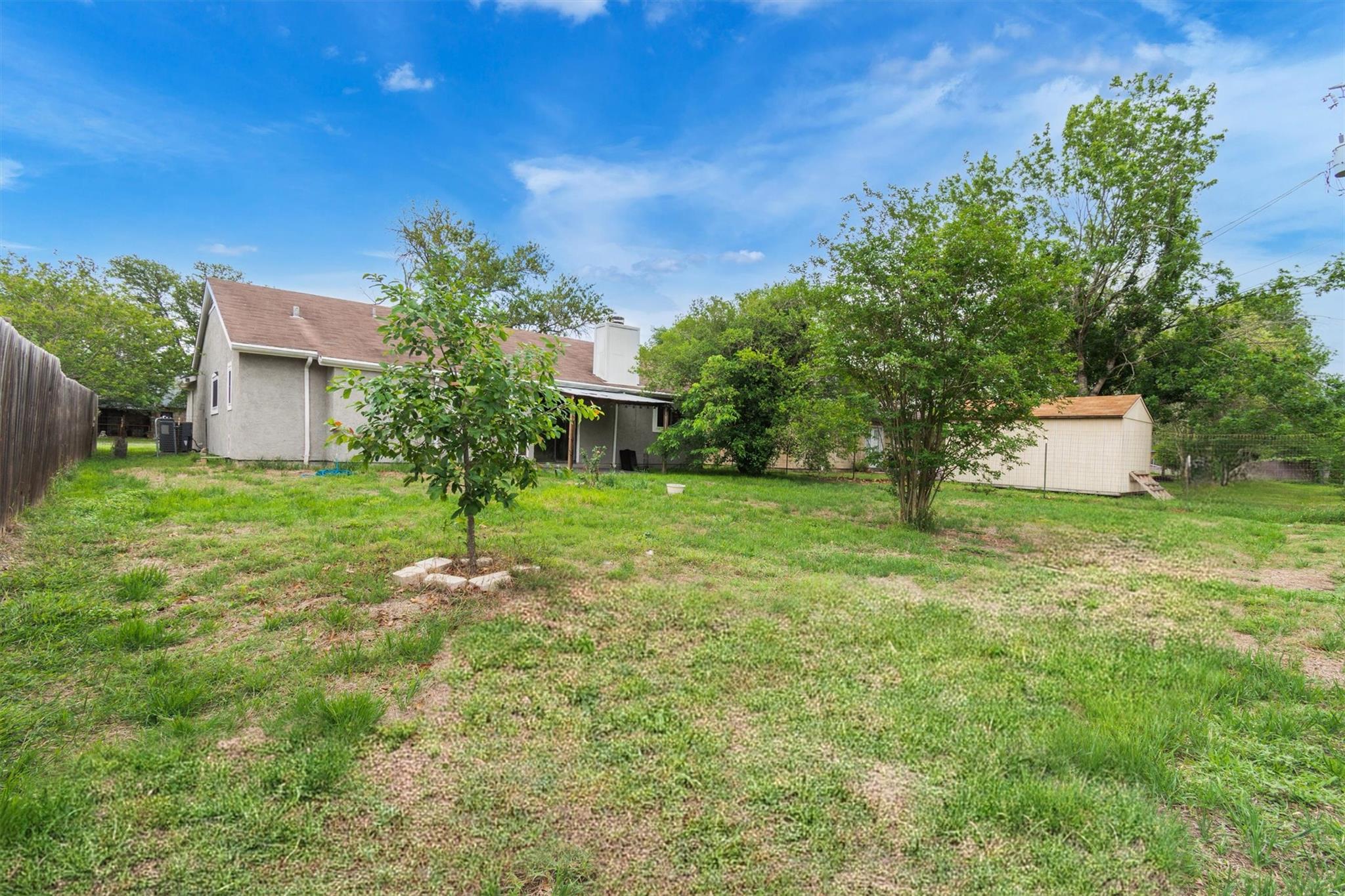 807 Travis St, Lockhart, TX 78644