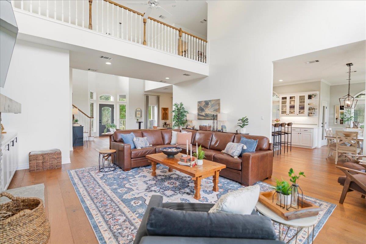 2400 Summit Ridge Dr, San Marcos, TX 78666