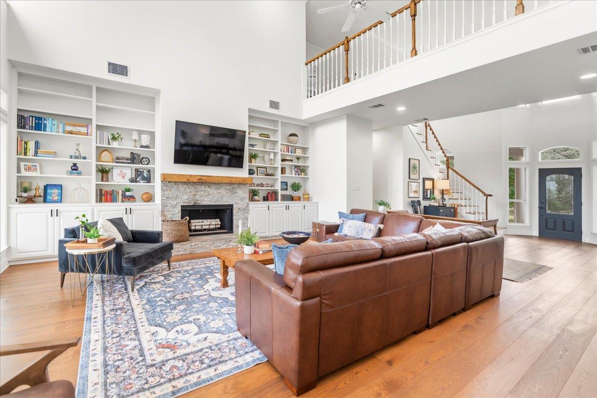 2400 Summit Ridge Dr, San Marcos, TX 78666
