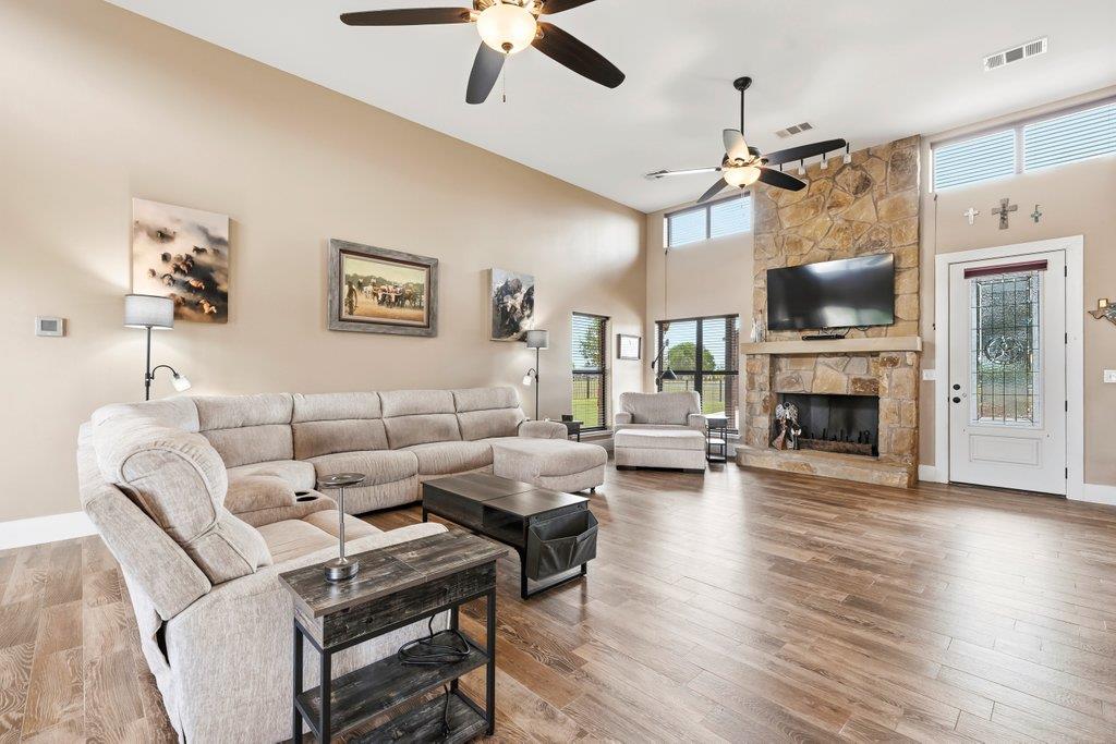 115 Lakeside Cv, Martindale, TX 78655