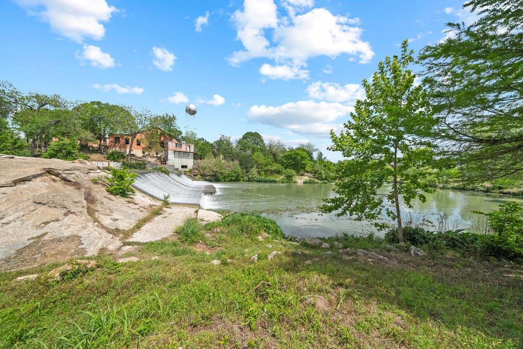 115 Lakeside Cv, Martindale, TX 78655