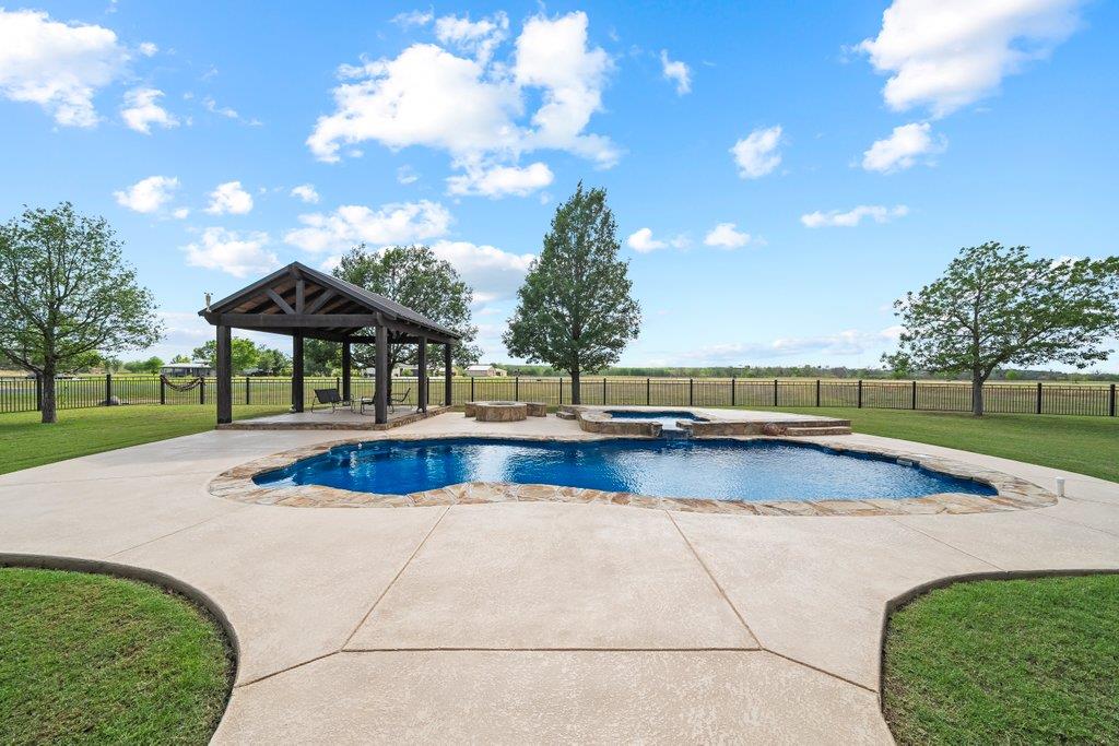 115 Lakeside Cv, Martindale, TX 78655