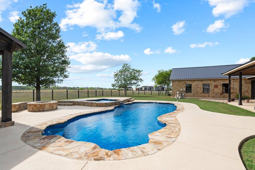 115 Lakeside Cv, Martindale, TX 78655