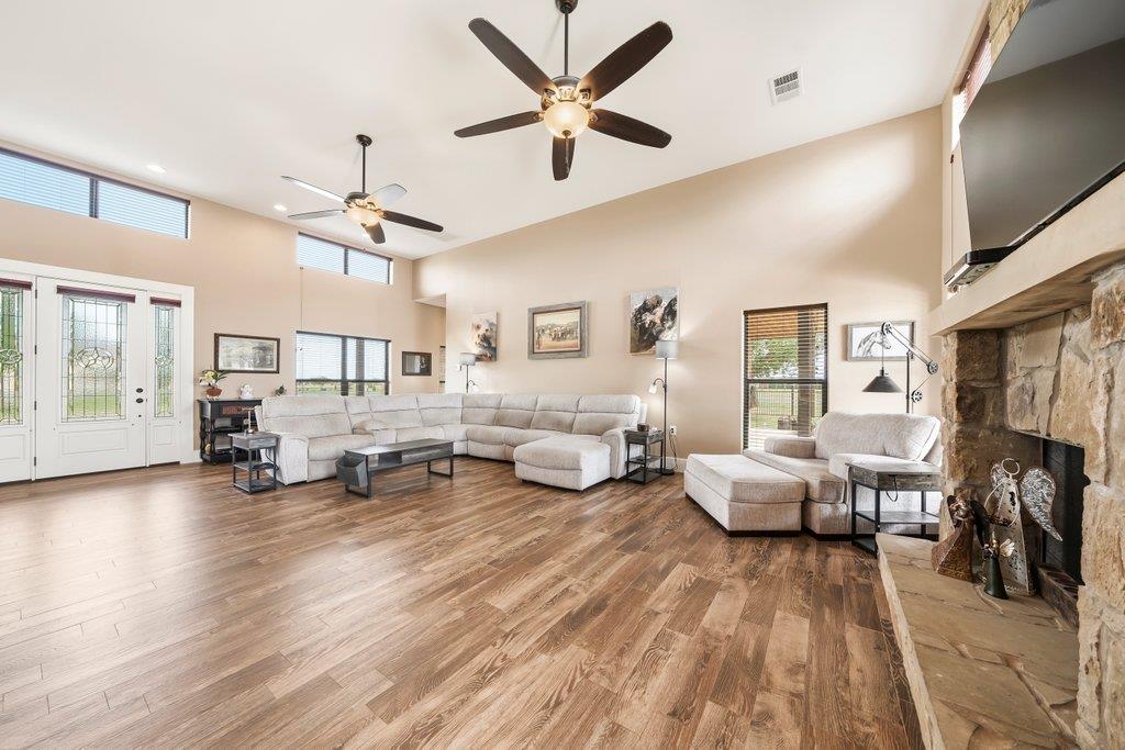 115 Lakeside Cv, Martindale, TX 78655